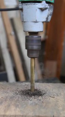 matkapla delme deliğinin kapanışı sert ahşap uçlu ve dumanlı, aşırı ısı üreten oduna zarar veren, yavaş çekimde yumuşak odaklı 60 fp