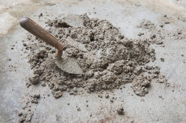 Yapım ve onarım işleri için harç ya da çimento karışımı ile malanın tepesinde dinlenmesi, çimento ve kum karışımının kaba, granüler dokusu