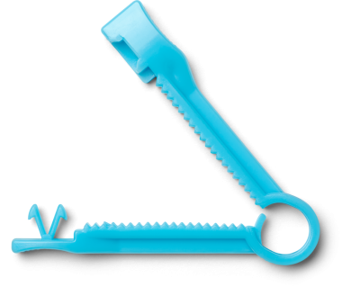 Mavi tek kullanımlık göbek bağı kıskacı, beyaz arka plan izole edilmiş. Bebek doğduktan kısa bir süre sonra göbek bağını klemplemek için tıbbi cihaz kullanılmış.