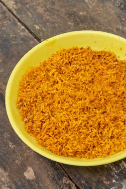 Güneşin, rendelenmiş zerdeçal parçalarını sarı tabakta veya tepside kurutması, kuru toz oluşturmak için işlenmiş taze zerdeçal kökleri, aşçılık ve tıbbi kullanım için gıda korunması, yumuşak odaklanma