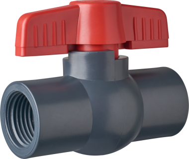 Üzerinde kırmızı saplı koyu gri pvc top valfi, izole edilmiş beyaz arka plan, boru hatlarındaki akışı kontrol etmek için tesisat armatürü.