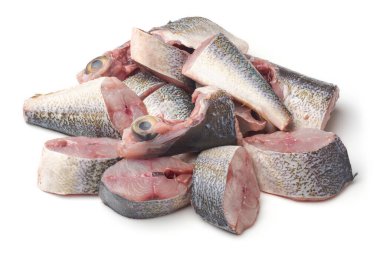 Bir yığın taze çiğ balık filetosu izole edilmiş beyaz arka plan, pembe etli dilimlenmiş deniz ürünleri veya pişirmek için et.