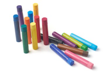 dağınık yağ pastelleri veya pastel boyalar izole edilmiş beyaz arkaplan, çok renkli pasteller boş etiketlerle modelleme şablonu