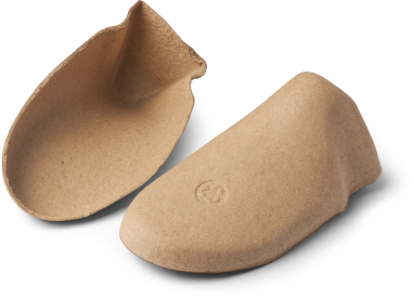 Bir çift içi boş karton ayakkabı izole edilmiş beyaz arkaplan ekler, depolama, taşıma ve görüntüleme sırasında yeni ayakkabıların şeklini korumak için kullanılan etkili araçlar,