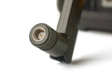 Siyah fiber optik kablosuz kablosuz ağ yönlendirici anten bağlayıcısı izole edilmiş beyaz arkaplan, geri kutuplu ince eşli metal bağlantı noktası, 2.4 GHz veya 5 GHz daha yüksek frekanslar