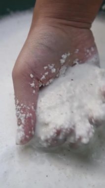 Hindistan cevizi sütü elde elde elde elde elde elde elde elde elde elde elde elde elde elde elde elde elde elde etmek, birçok tropikal ülkede yaygın bir uygulama, sıvıyı taze kazınmış etten sıkarak zengin, kremalı hindistan cevizi sütü üretmek, 60 fps ve dikey yönelimde yavaş çekim