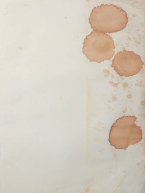 Kahverengi lekeli boş eski kağıt parçası, beyaz ya da açık kahverengi çarşaf üzerinde kahve ya da çay lekeleri var, yukarıdan kopyalanmış boşluk ile alınmış.