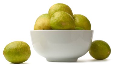 Kasede sarı derili limon ve izole edilmiş beyaz arka plan, taze turunçgiller yakından görünüyor.