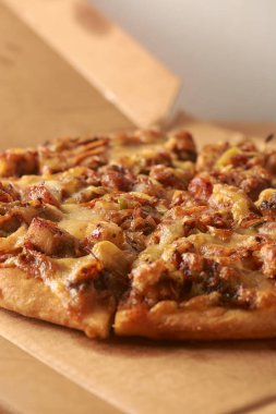 Yakın plan sıcak baharatlı tavuk pizzası, baharatlı terbiye edilmiş tavuk ve mozzarella peyniri Güneydoğu Asya 'da popüler yemek, fotokopi alanı ile yumuşak odak