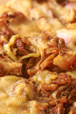 Yakın plan sıcak baharatlı tavuk pizzası, baharatlı terbiye edilmiş tavuk ve mozzarella peyniri Güneydoğu Asya 'da popüler yemek, fotokopi alanı ile yumuşak odak