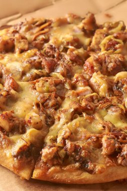 Yakın plan sıcak baharatlı tavuk pizzası, baharatlı terbiye edilmiş tavuk ve mozzarella peyniri Güneydoğu Asya 'da popüler yemek, fotokopi alanı ile yumuşak odak