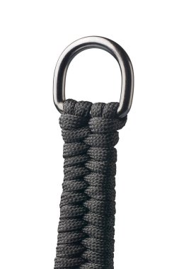 sıkıca örülmüş siyah halat veya gümüş metal halkaya bağlı kablo, izole edilmiş beyaz arka plan, kamp veya yürüyüş malzemeleri güçlü ve dayanıklı malzeme