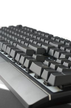 Siyah mekanik oyun klavyesinin kenar görüntüsü, anahtarların yüksekliğini ve eğimini gösteren, yoğun oyun veya yazma performansı için tasarlanmış beyaz arkaplan izole edilmiş