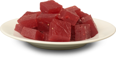 Bir tabak kırmızı ghee misket tüfeği ya da Karachi halwa parçaları izole edilmiş beyaz arka plan, diğer adıyla Bombay halva, geleneksel Sri Lankan veya Hindistan 'dan tatlı tatlı tatlı 