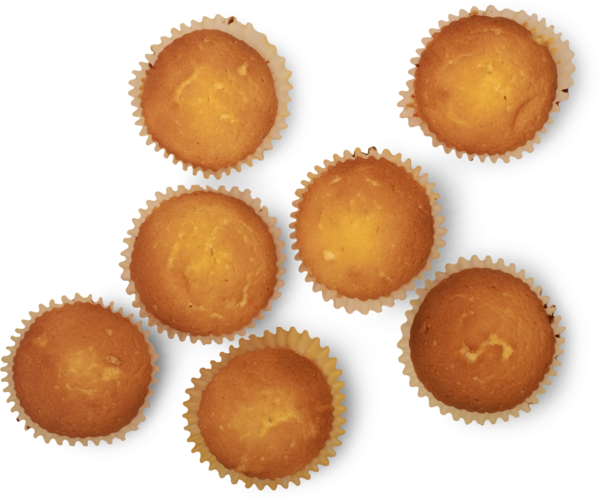 Kağıt kaplar içerisindeki kek ya da keklerin genel görünümü beyaz arka plan, ev yapımı yemekler, tatlı ya da aperatif pişirme konsepti