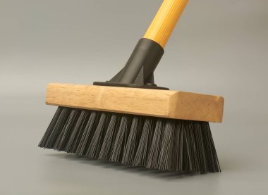 yakın plan süpürge veya güverte fırçası ahşap baş ve siyah kıllar izole gri arka plan, yan görüş