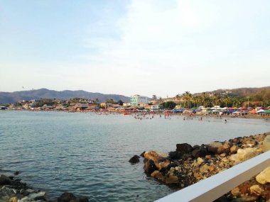 Tahta kaldırımdan San Juan del Sur Körfezi manzarası.