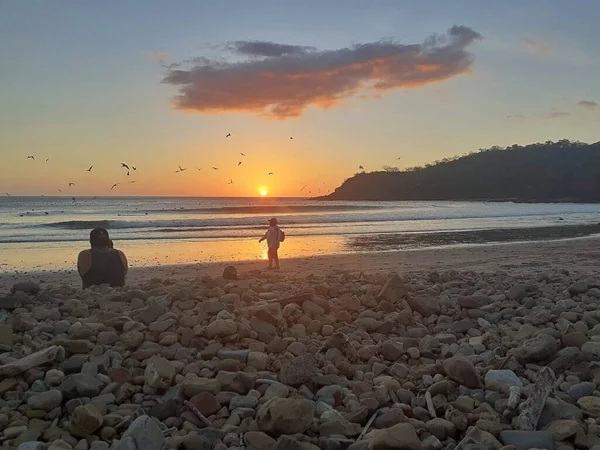 San Juan del Sur, Nikaragua 'daki El Remanso plajında gün batımı.