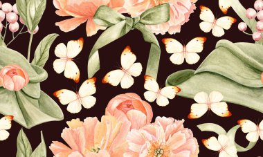 Yeşil şapka, fiyonk, pembe çiçekler, krema kelebekleri, böğürtlen ve yeşil yapraklar siyah arka planda pürüzsüz suluboya deseni. Kumaş, ambalaj, ambalaj kağıdı, düğün ve klasik tasarımlar için mükemmel..