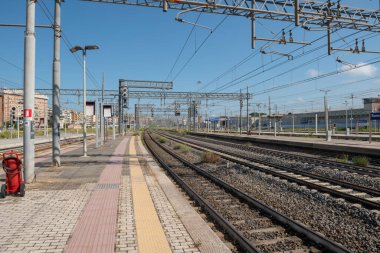 Roma, İtalya - 15 Temmuz 2023: Ulaşım, Roma Termini tren istasyonu, turizm ve tatil için kullanılan yazın raylardan geçen trenler. Vuruş