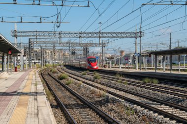 Roma, İtalya - 15 Temmuz 2023: Ulaşım, Roma Termini tren istasyonu, turizm ve tatil için kullanılan yazın raylardan geçen trenler. Vuruş