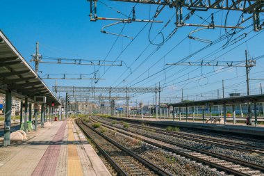Roma, İtalya - 15 Temmuz 2023: Ulaşım, Roma Termini tren istasyonu, turizm ve tatil için kullanılan yazın raylardan geçen trenler. Vuruş