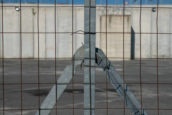 带有铁丝网网的前哨边界 镀锌的柱子 匿名栅栏 与栅栏接壤的边界 受保护地区 — 图库照片