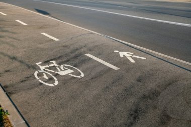 Yürüyenlere, koşanlara ya da yürüyenlere adanmış bisiklet yolu, yakınlarda kırmızı bisiklet yolu var, sporculara adanmış, iki tekerlek, bisikletler, patenler, scooterlar gibi