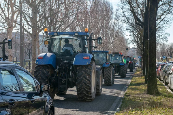 İtalya ve Avrupa şehirlerinde Avrupa 'nın tarım sektöründeki yasa ve politikalarına karşı traktör gösterileri, yürüyüşleri ve gösterileri. Torino, İtalya, 5 Şubat 2024