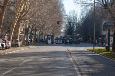 İtalya ve Avrupa 'da traktör ve yol barikatlarıyla çiftçi gösterileri, tarım sektöründeki Avrupa yasa ve politikalarına karşı, burada Torino caddesindeki geçit töreni, 5 Şubat 2024