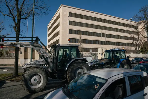 Çiftçilerin İtalya ve Avrupa 'daki traktör ve risk barikatlarıyla gösterileri, tarım sektöründeki Avrupa yasa ve politikalarına karşı, burada Stellantis fabrikası önündeki geçit töreni, eski Fiat Mirafioni, Torino, İtalya, 5 Şubat 2024