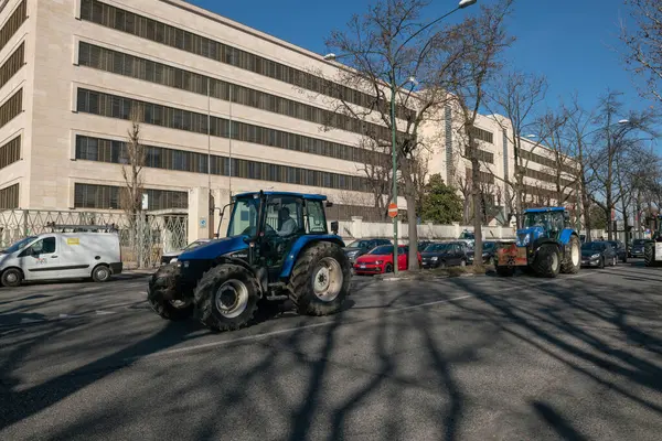 Çiftçilerin İtalya ve Avrupa 'daki traktör ve risk barikatlarıyla gösterileri, tarım sektöründeki Avrupa yasa ve politikalarına karşı, burada Stellantis fabrikası önündeki geçit töreni, eski Fiat Mirafioni, Torino, İtalya, 5 Şubat 2024