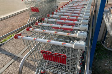 Alışveriş arabaları sıraya dizildi. Fiyatlardaki artışın yol açtığı tüketim krizi. İndirim mağazaları ve mini marketlerin formülü alışveriş maliyetlerini düşürür. Milan, İtalya, 11 Mart 2024