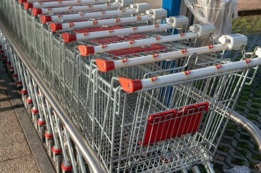 Alışveriş arabaları sıraya dizildi. Fiyatlardaki artışın yol açtığı tüketim krizi. İndirim mağazaları ve mini marketlerin formülü alışveriş maliyetlerini düşürür. Milan, İtalya, 11 Mart 2024