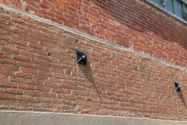 İç bağlantı çubuklarını destekleyen anahtarların inşaat detaylarıyla korunan tuğla bir binanın duvarına çubuk bağlamak sismik önleme ve sismik alanlardaki birçok evin yapısal konsolidasyonu için kullanışlıdır..