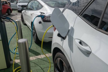 Elektrikli araba şarjı, bağlantı ve şarj olma, heyecan verici bir yolculuk için entegre, Ben yeşil ekolojik politikalar Torino, İtalya, 01 Nisan 2024 ile şehir emisyonları oldu