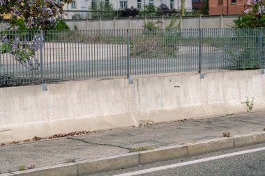 Çelik metal ızgaralı çit. Bölgenin güvenliğini arttırmak için sağlam ve dayanıklı bir yapıyla yapılmış ızgaranın ayrıntıları. sınır haberleri