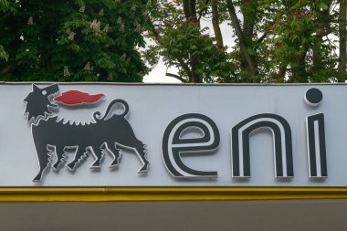 Eni benzin istasyonu, altı ayaklı köpeğin sembolü. Enerji kampanyasının logosu petrol, doğal gaz ve alternatif enerjilerle araştırma ve geliştirmede aktif.
