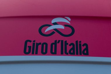 İtalya 'nın Giro d' Italia logosu ve pembe formanın temalı objeleri ve İtalya 'da turlar. Torino, İtalya, 4 Mayıs 2024