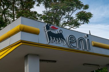 Eni benzin istasyonu, altı ayaklı köpeğin sembolü. Enerji kampanyasının logosu petrol, doğal gaz ve alternatif enerjilerle araştırma ve geliştirmede aktif.