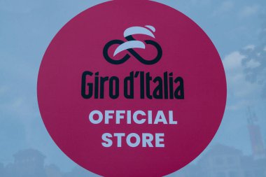 İtalya 'nın Giro d' Italia logosu ve pembe formanın temalı objeleri ve İtalya 'da turlar. Torino, İtalya, 4 Mayıs 2024