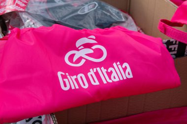 İtalya 'nın Giro d' Italia logosu ve pembe formanın temalı objeleri ve İtalya 'da turlar. Torino, İtalya, 4 Mayıs 2024