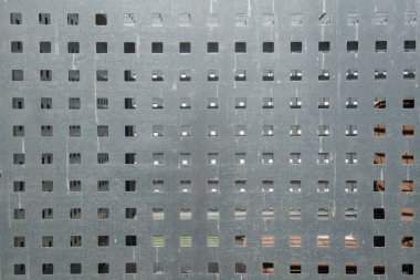 Galvanize çelik levha ya da genişletilmiş metal çok benzer. Endüstriyel, mimari ve güvenlik uygulamalarında, mükemmel havalandırma ve sağlamlığı sağlamak için çelik levha, hafif ve dayanıklı yapı kullanılır..