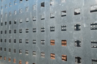 Galvanize çelik levha ya da genişletilmiş metal çok benzer. Çelik kaplama delinmiş, geometrik elementlerle örülmüş.