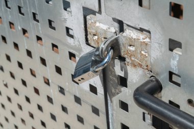 Galvanize çelik kaplama ya da genişletilmiş metal kaplama ile yapılan incelemeler çok benzer..