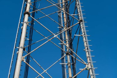 Çelik pilon detayları, telsiz, telefon ve iletişim bantları için tekrarlayan antenin retiküler yapısı. Paslanmaz çelik kravat çubukları ve fındıklar.