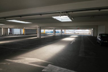 Park yerleri, halk için çok katlı boş bir garaj kapalı garajdaki park yerleri. Çok katlı bir garaj. Ticari alanlardaki çok katlı garaj müşteri çekiciliğini arttırıyor, sanayi sonrası uzay boşluğu.