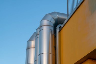 Bir bina için havalandırma, ısıtma ya da hava boruları, sıcak yaz güneşi ışığını yansıtan elementler. Klima ve havalandırma sistemleri için teşvikler, evlerin çalışma ve tasarımı çevresel rahatlığı artırır.