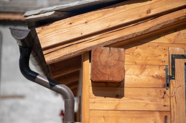 Ahşap kirişlerin çatısı, iniş alanı ve saçakların konumu. Çatı ve açık ahşap kirişler binayı çok daha güzel yapıyor. Bu kaba ahşap yapı sağlam kirişler, kırsal yapı, eski tarz ve tasarım fikrini anımsatıyor..