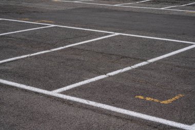 Arabanızı şehirde park etmek için beyaz çizgiler, kentsel alanlardaki beyaz çizgili araçların park yerleri ödeme yapılmadığını gösteriyor. Ücretsiz. Trafik Kanunları.